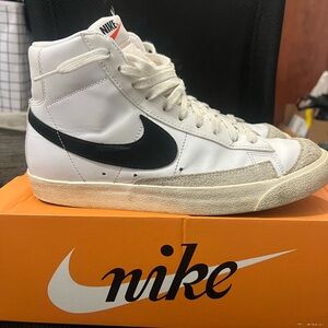 Nike Blazer Mid '77 in White and Black